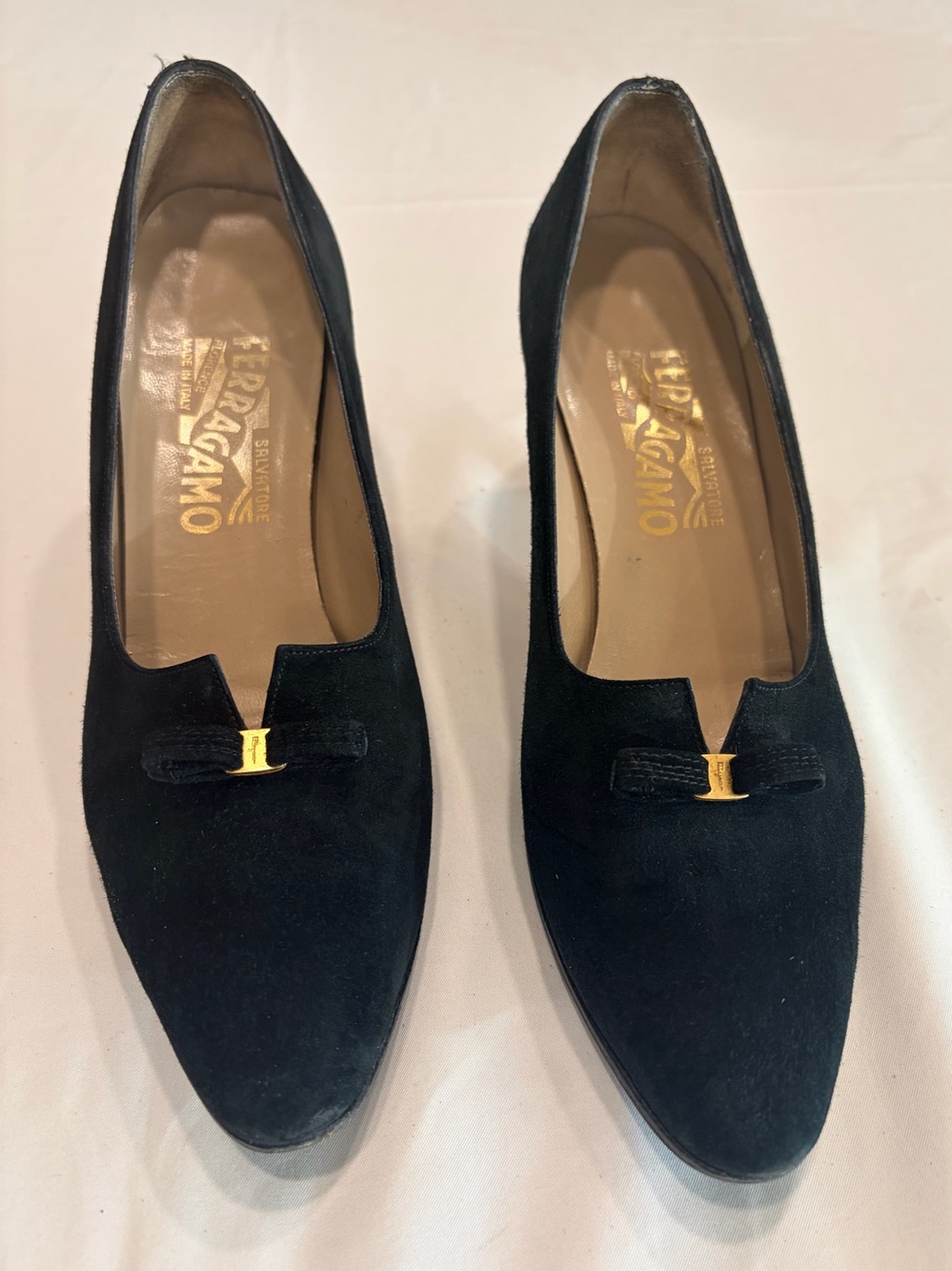 Salvatore Ferragamo Black Suede V-Neck Bow Low Block Heel Pumps 8.5 AAA Narrow